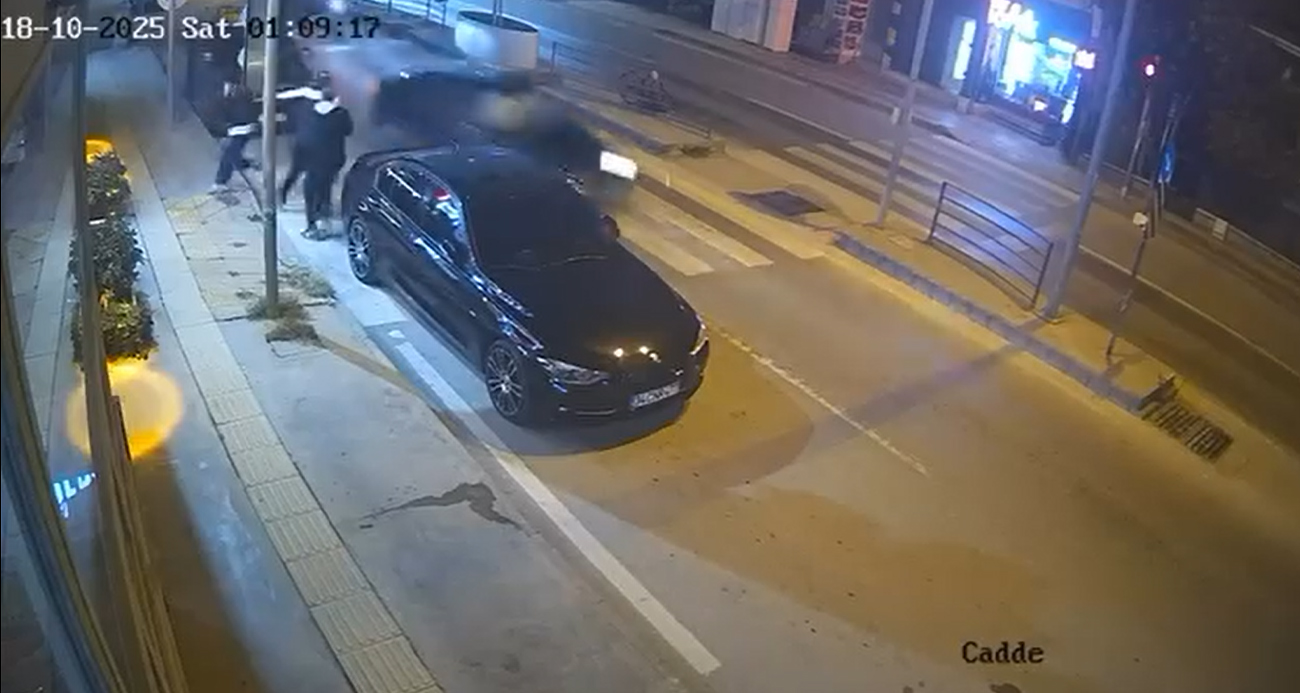 Otomobil, park halindeki araca çarptı!