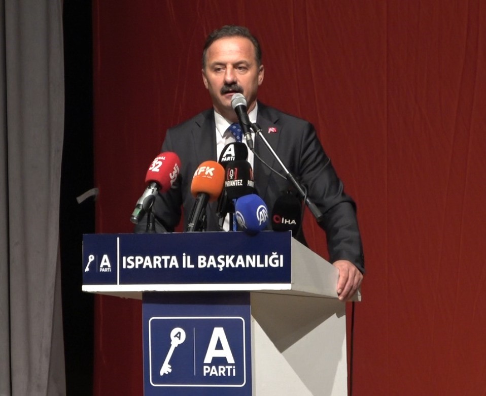 Anahtar Parti Genel Başkanı Ağıralioğlu, kürsüde konuşurken depreme yakalandı