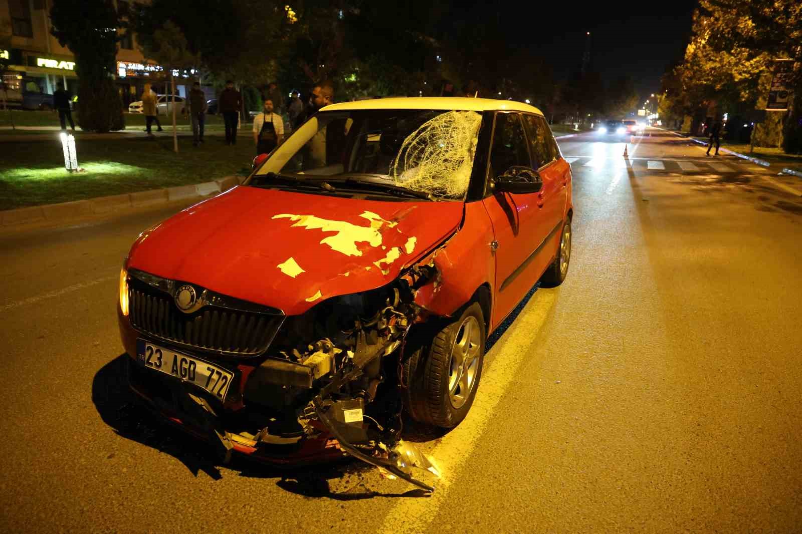Elazığ’da otomobil yayalara çarptı: 2 ağır yaralı