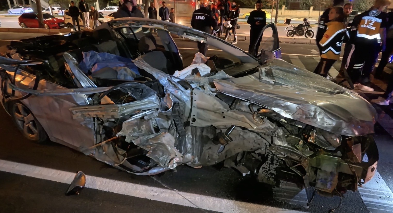 Otomobil tıra arkadan çarptı: 1 ölü 1 ağır yaralı