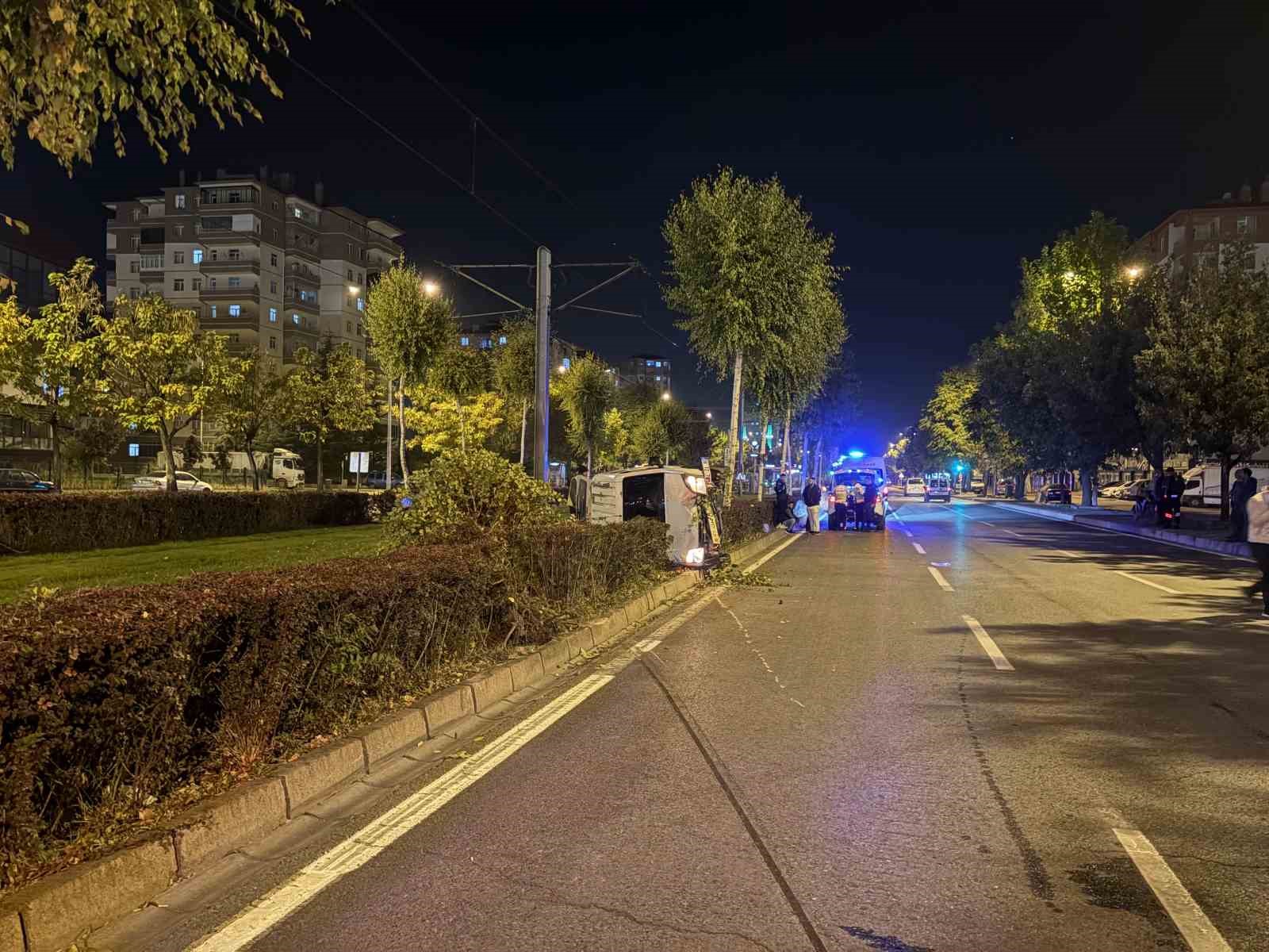 Ağacı devirip, yan yatan araçtan burunları bile kanamadan çıktılar