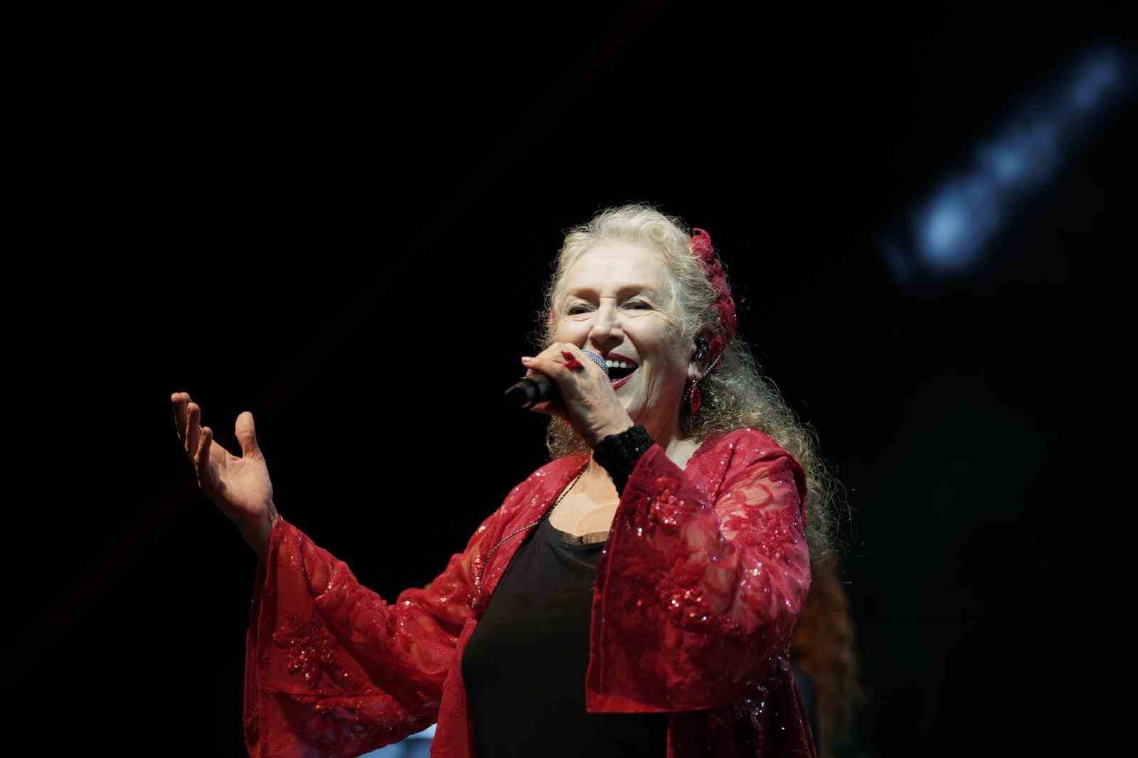 Ayvalık Zeytin Hasat Festivali’nde Suzan Kardeş ile Balkan rüzgarı