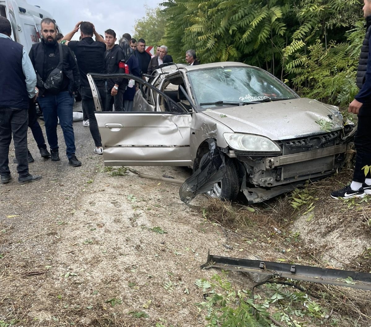 Düğün konvoyunda direksiyon hakimiyetini kaybeden araç şarampole yuvarlandı; 1 ölü 4 yaralı