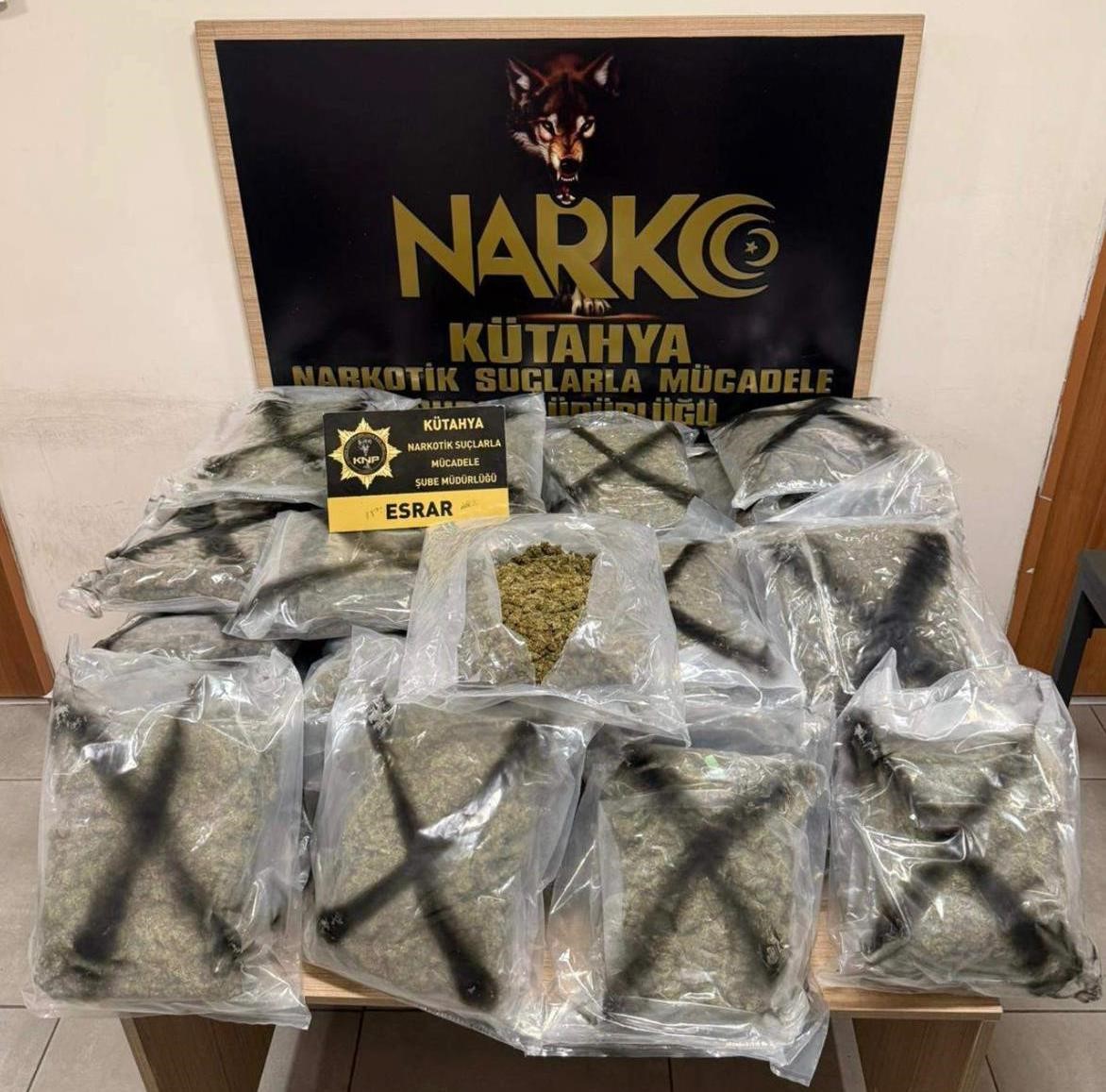 Kütahya’da bir kamyonda 33 kilo esrar ve 6,55 gram kokain ele geçirildi, 3 şüpheli tutuklandı