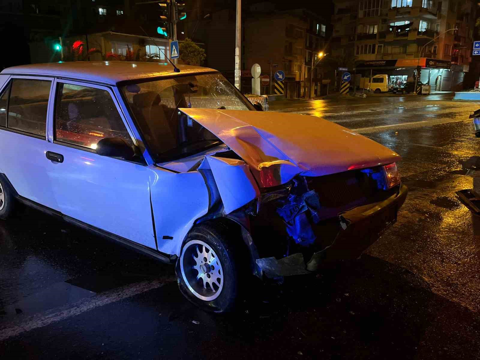 İncirliova’da ışıkta bekleyen araca, otomobil çarptı