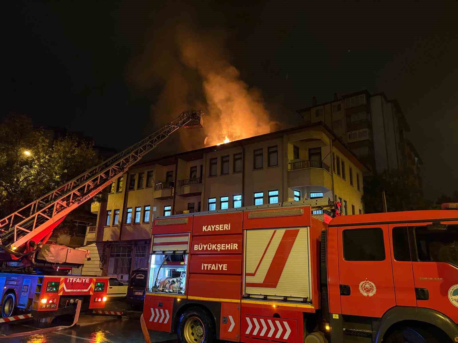 Eşi eve almayınca sinirlenip binanın çatısını yaktı: 1 gözaltı