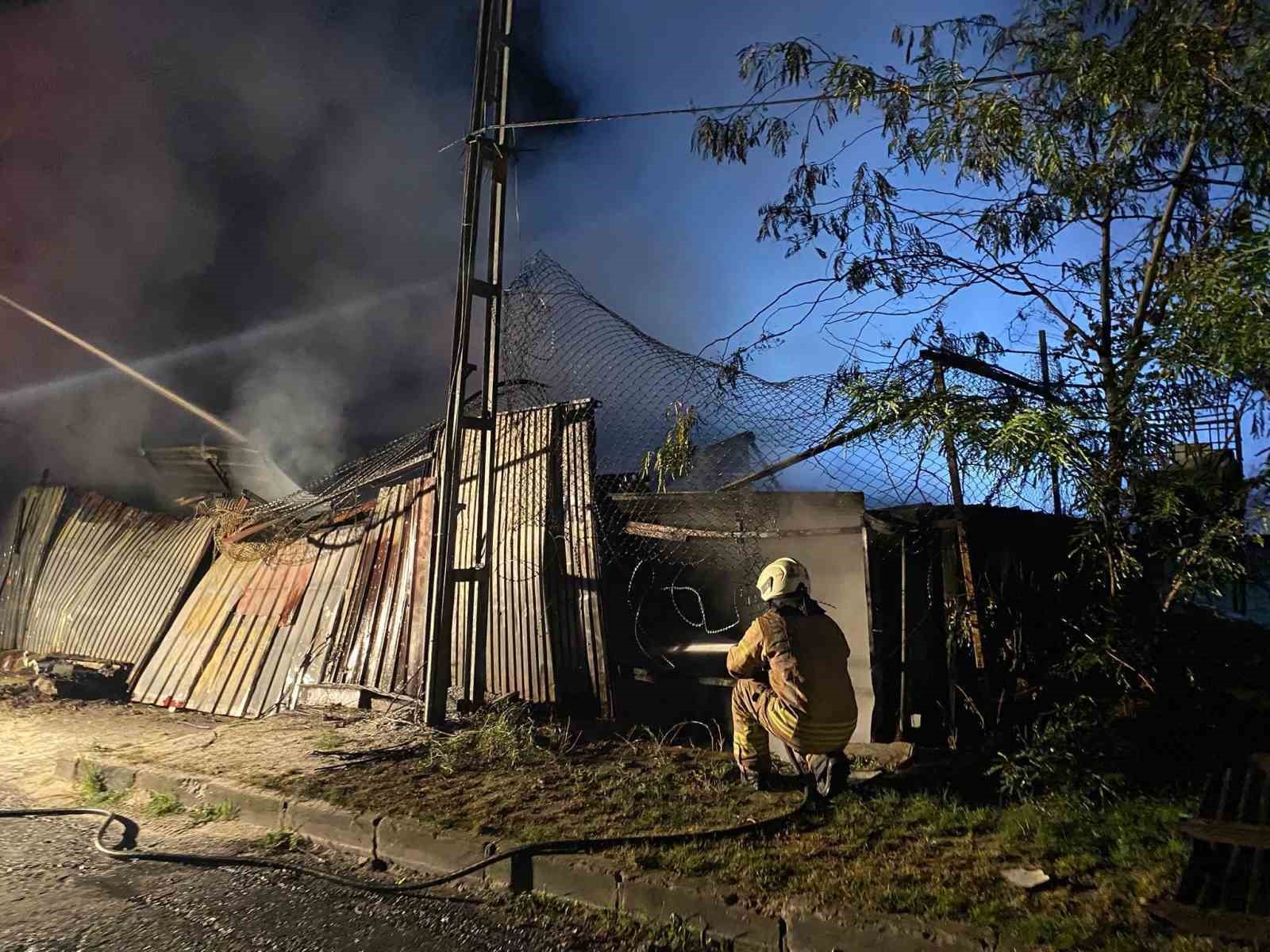 Küçükçekmece’de iş yerinde başlayan yangın elektrik tellerine sıçradı, patlalar peş peşe geldi