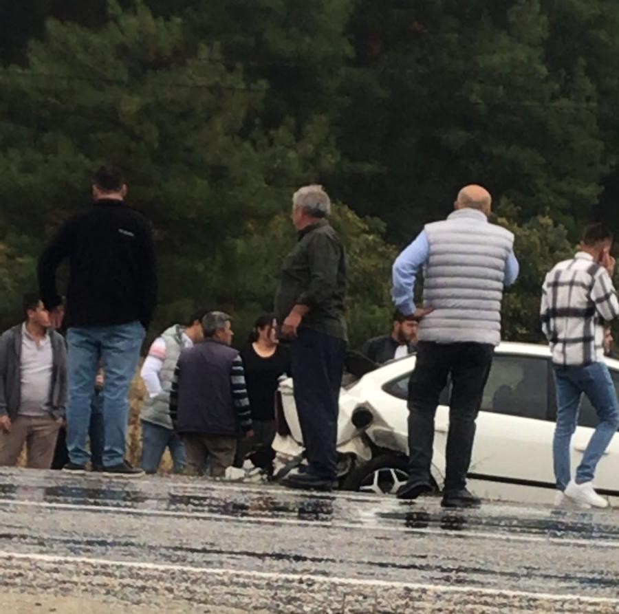 Kamyonet ile otomobilin çarpıştığı kazada 5 kişi yaralandı