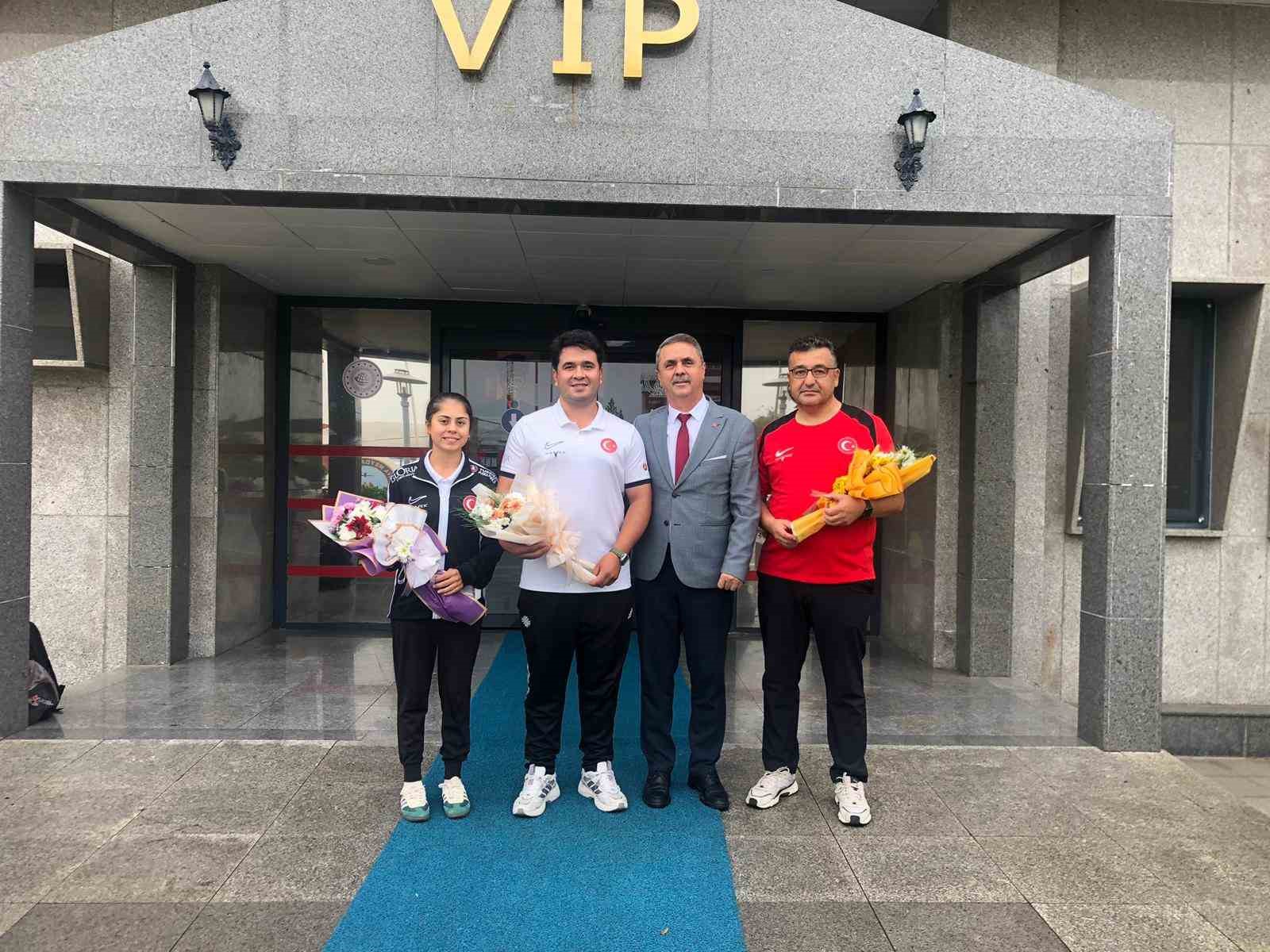 Muğlalı Dünya Şampiyonu Haney havalimanında çiçeklerle karşılandı