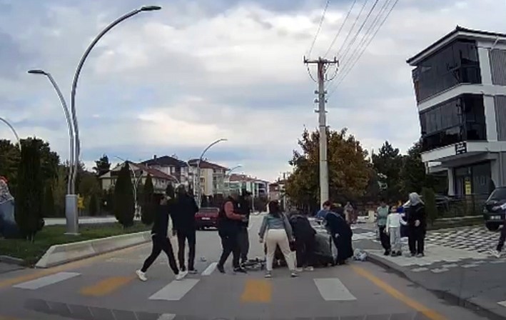 Bolu’da bir otomobil yaya geçidinde 4 yaşındaki çocuğa böyle çarptı: O anlar kamerada