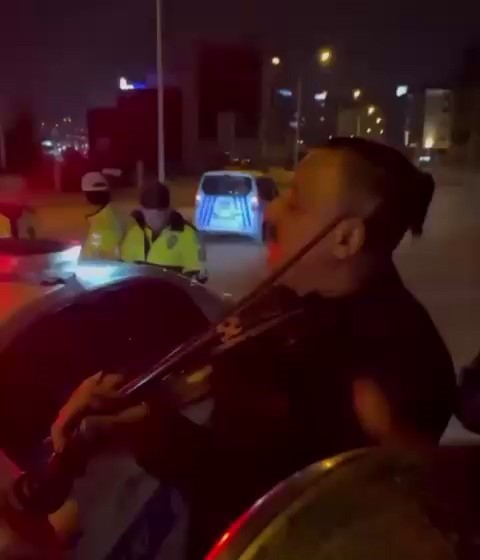 Cezaya fasıl molası: Darbuka ve kemanla oyun havası