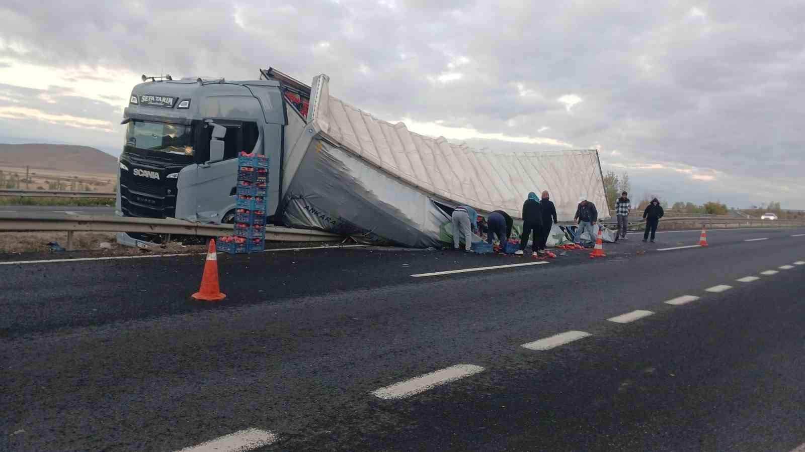 Sivrihisar’da sebze yüklü tır devrildi