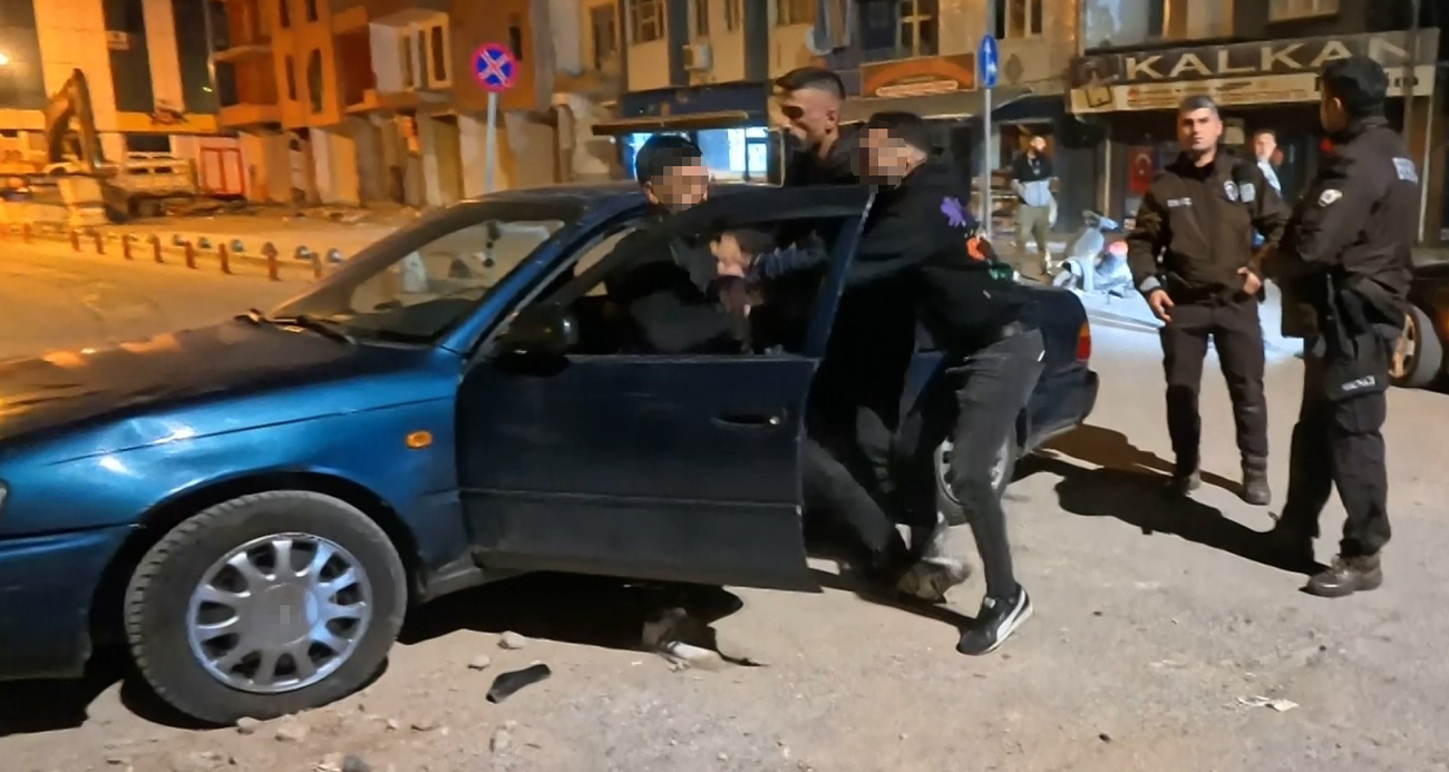 Tükürük yüzünden kavga çıktı, alkollü şahsı yakınları bile sakinleştiremedi