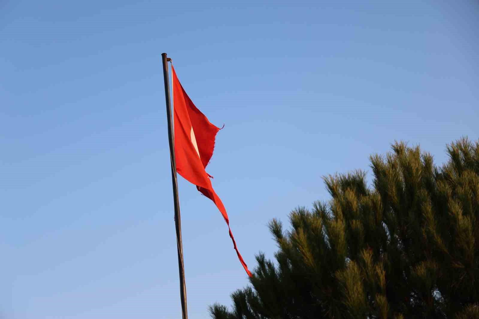 Yırtılan Türk bayrağı değiştirileceği günü bekliyor