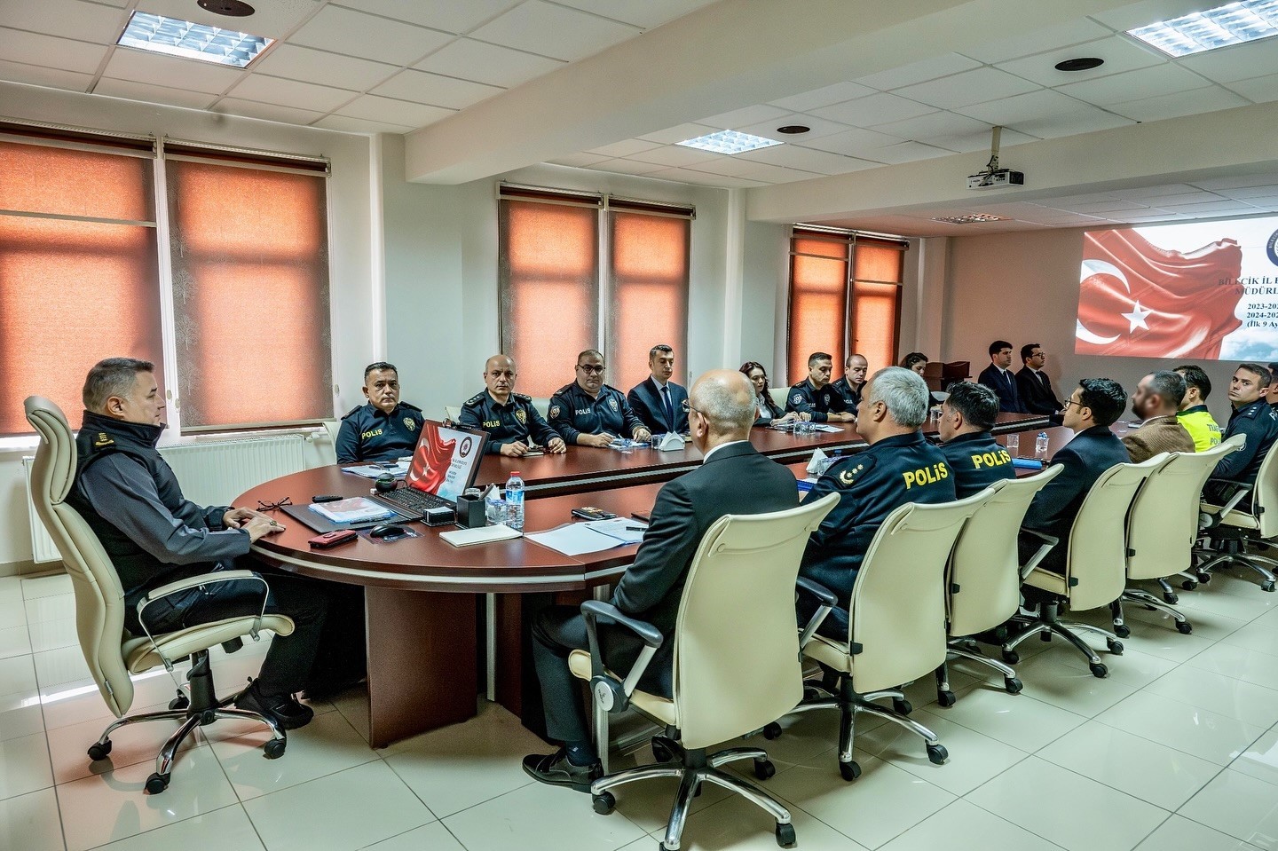 Bilecik emniyeti haftalık operasyon planlarını gözden geçirdi