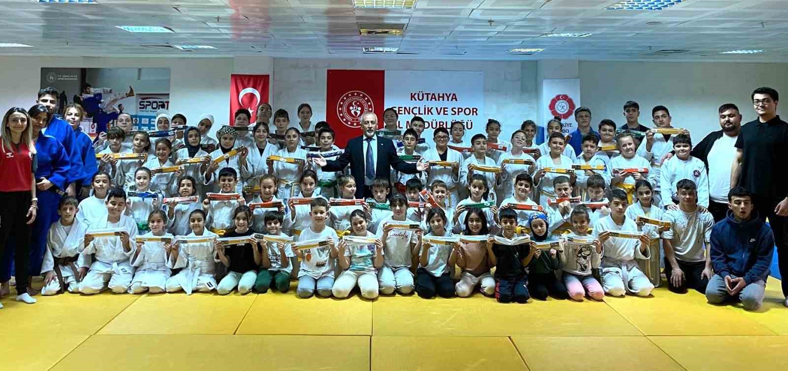 Judoda terfi heyecanı, 100 sporcu bir üst kemere yükseldi