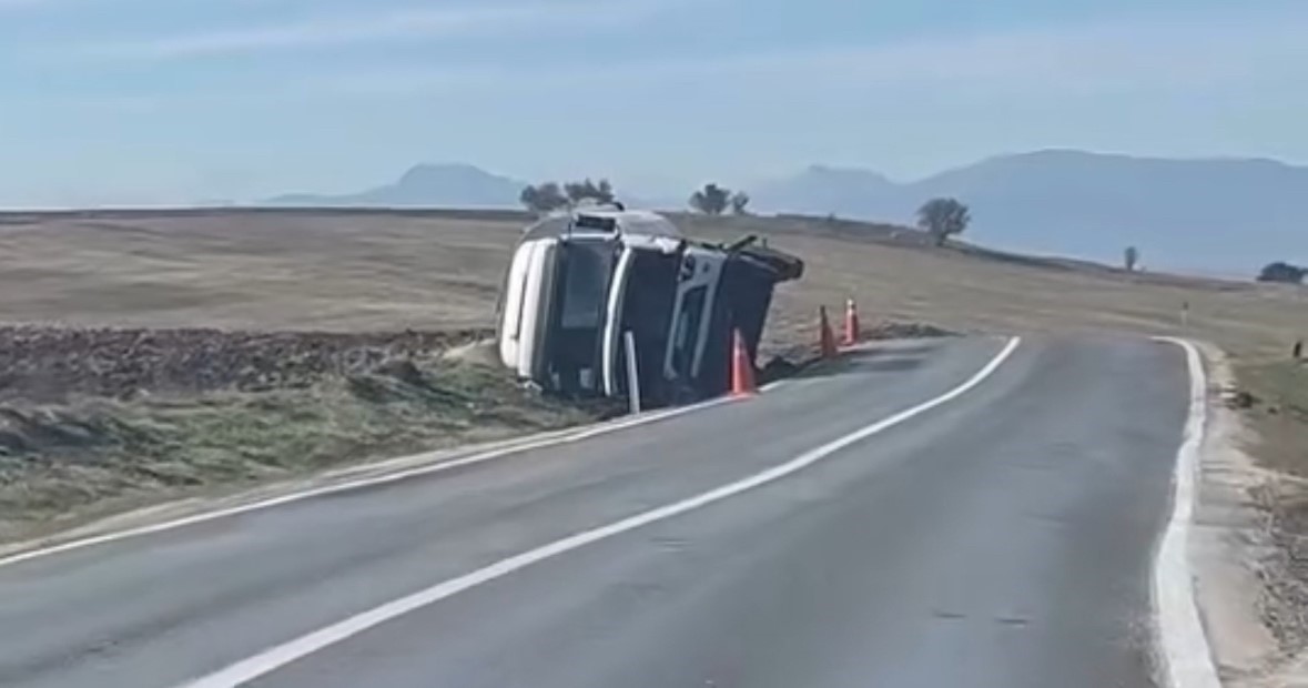Beypiliç’in yem kamyonu devrildi