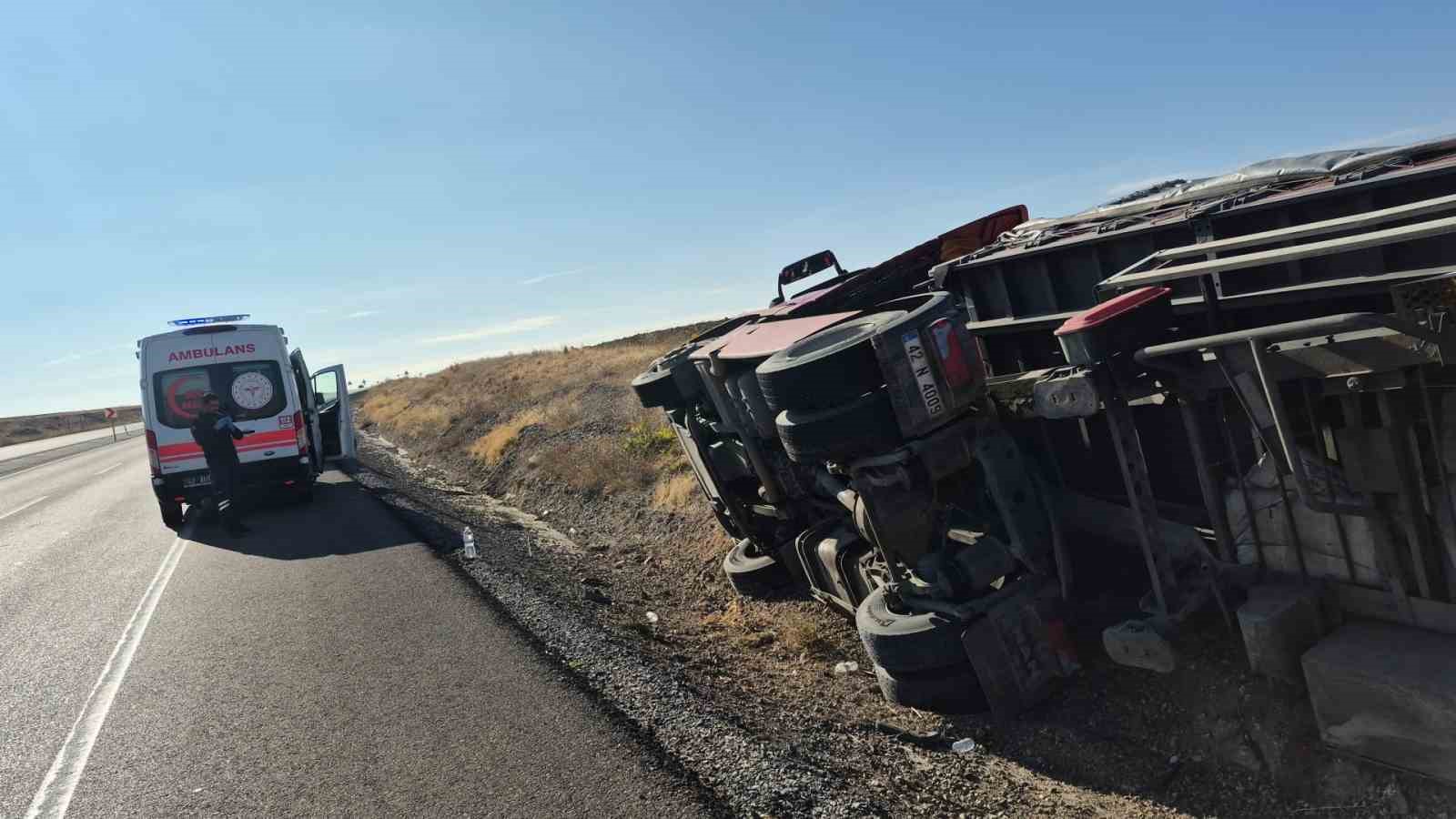 Kontrolden çıkan tır devrildi, sürücü hafif yaralandı