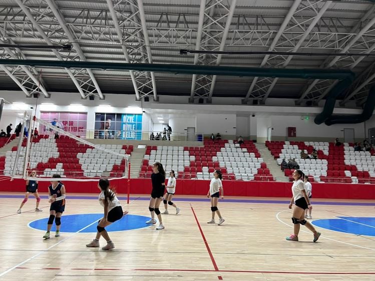 Bozüyük’te gençler voleybol sahasında buluştu