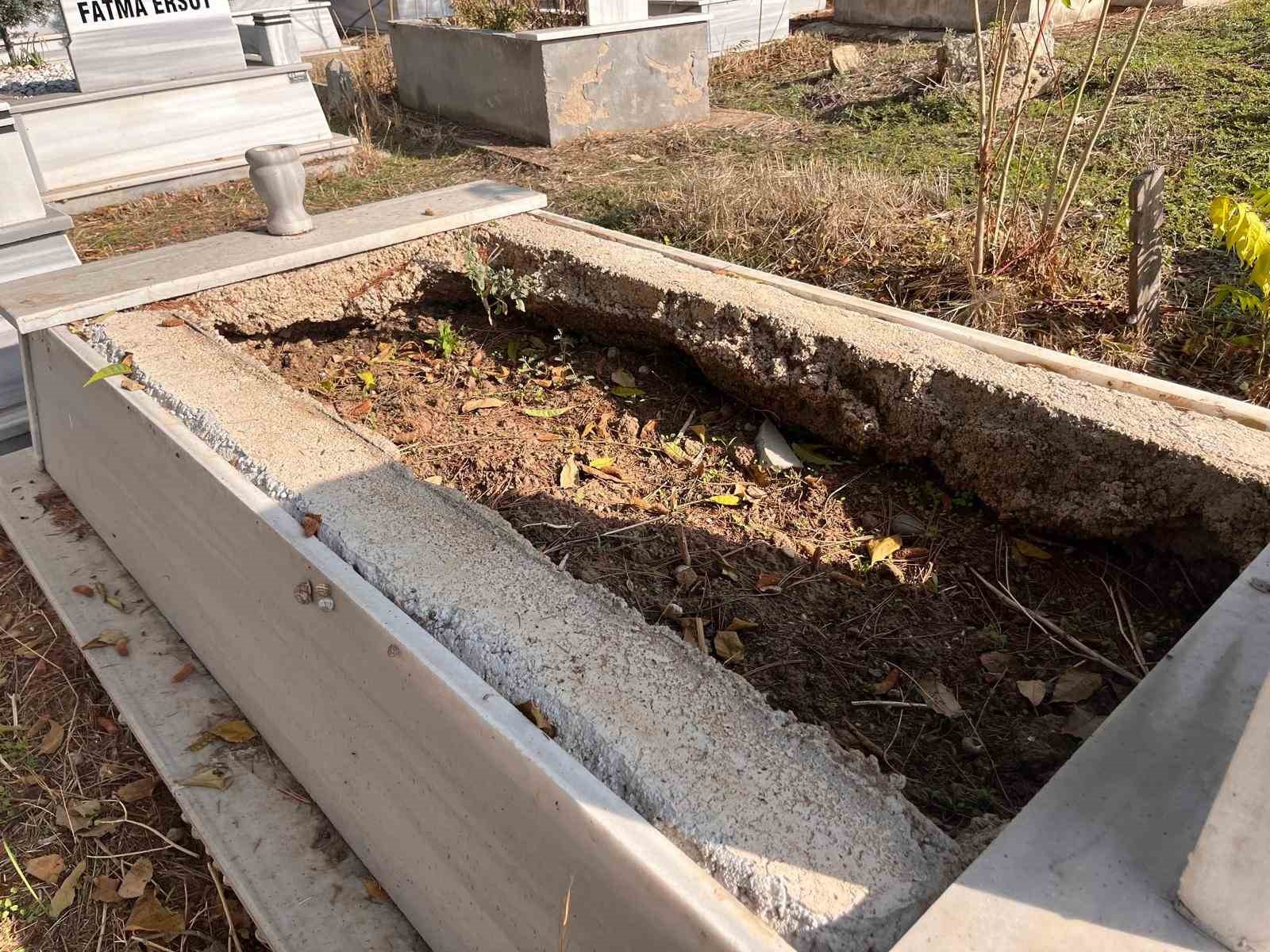 Mezar mermerlerini çalıp evinin bahçesine döşeyen şüpheli yakalandı