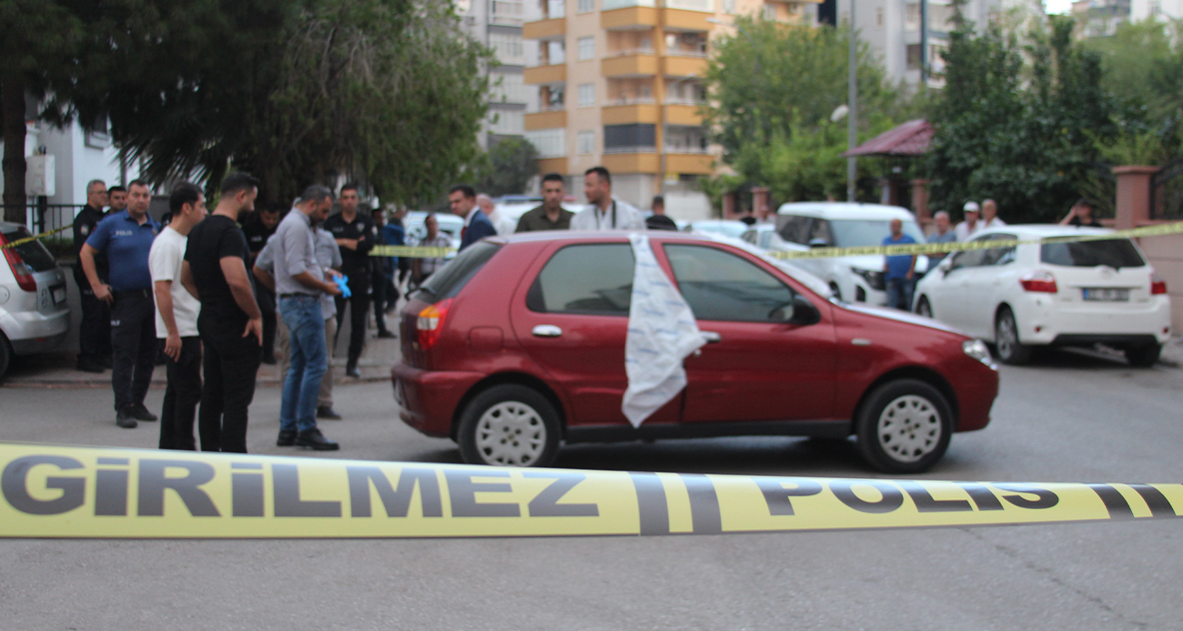 Adana'da otomobilde sır ölüm!