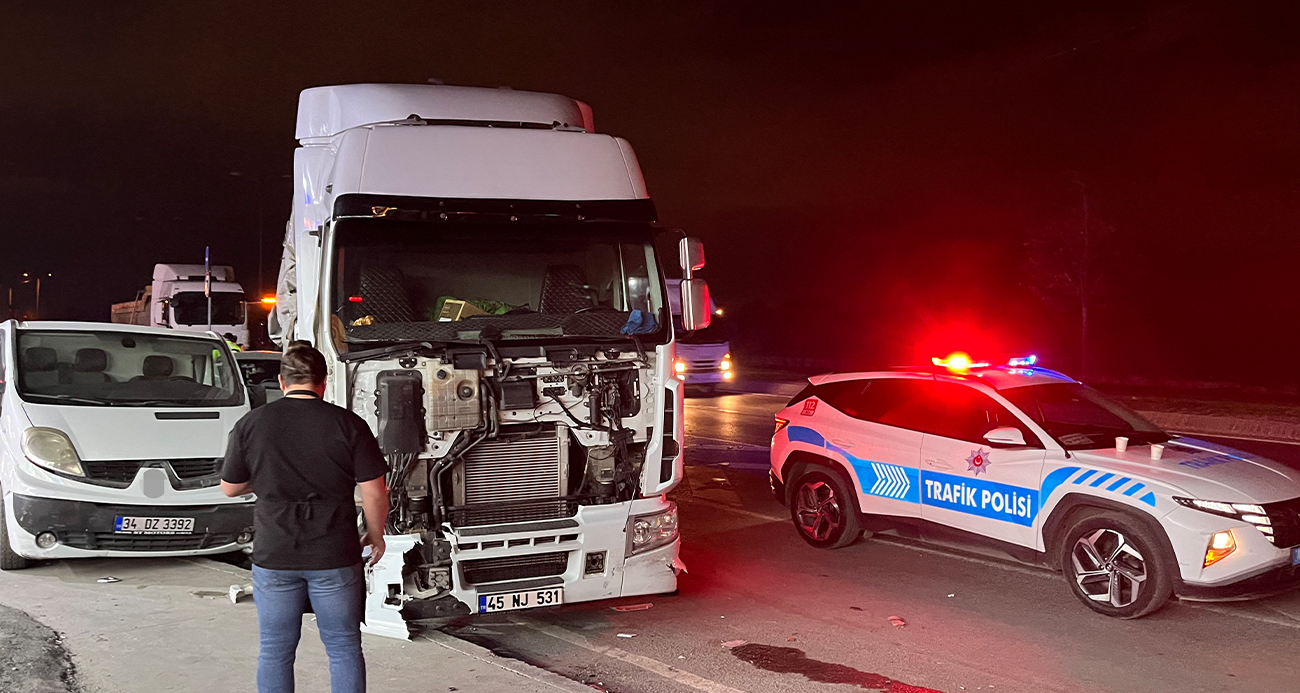 Sultangazi’de kontrolden çıkan tır, park halindeki 5 araca çarptı: 1 yaralı