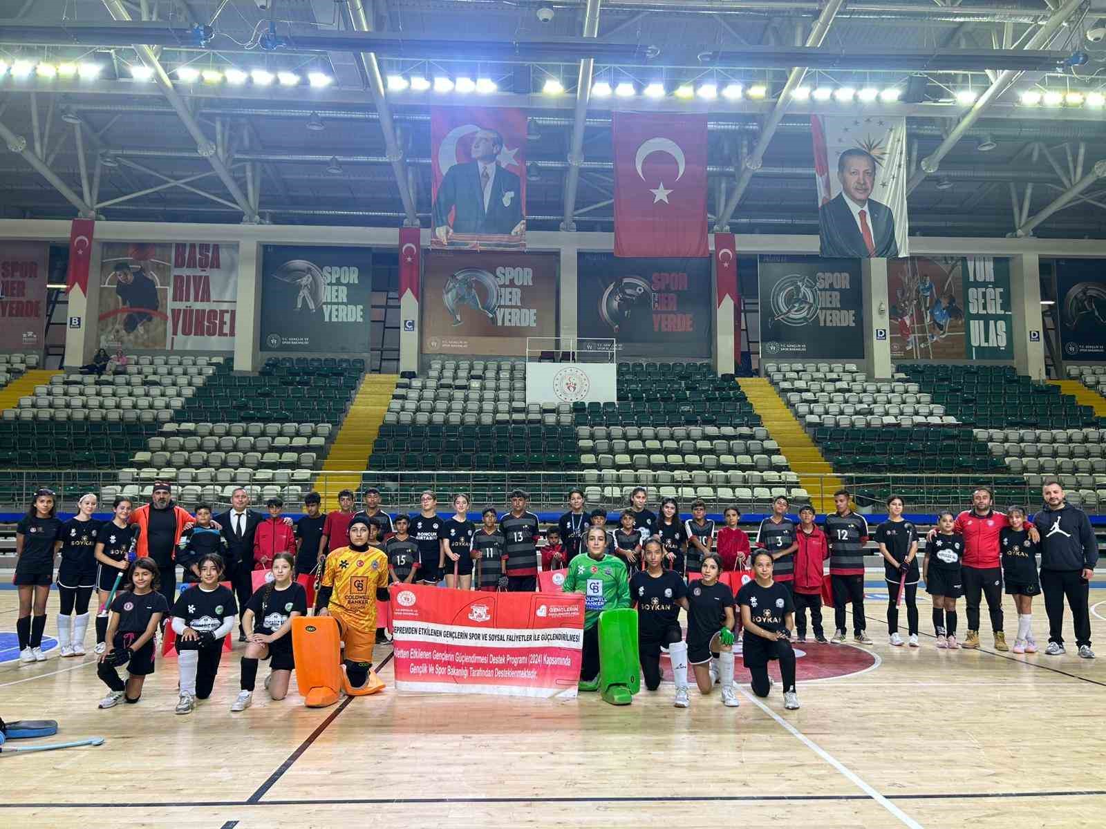 Malatyalı depremzede çocuklardan oluşan Hokey takımı Muğla’da