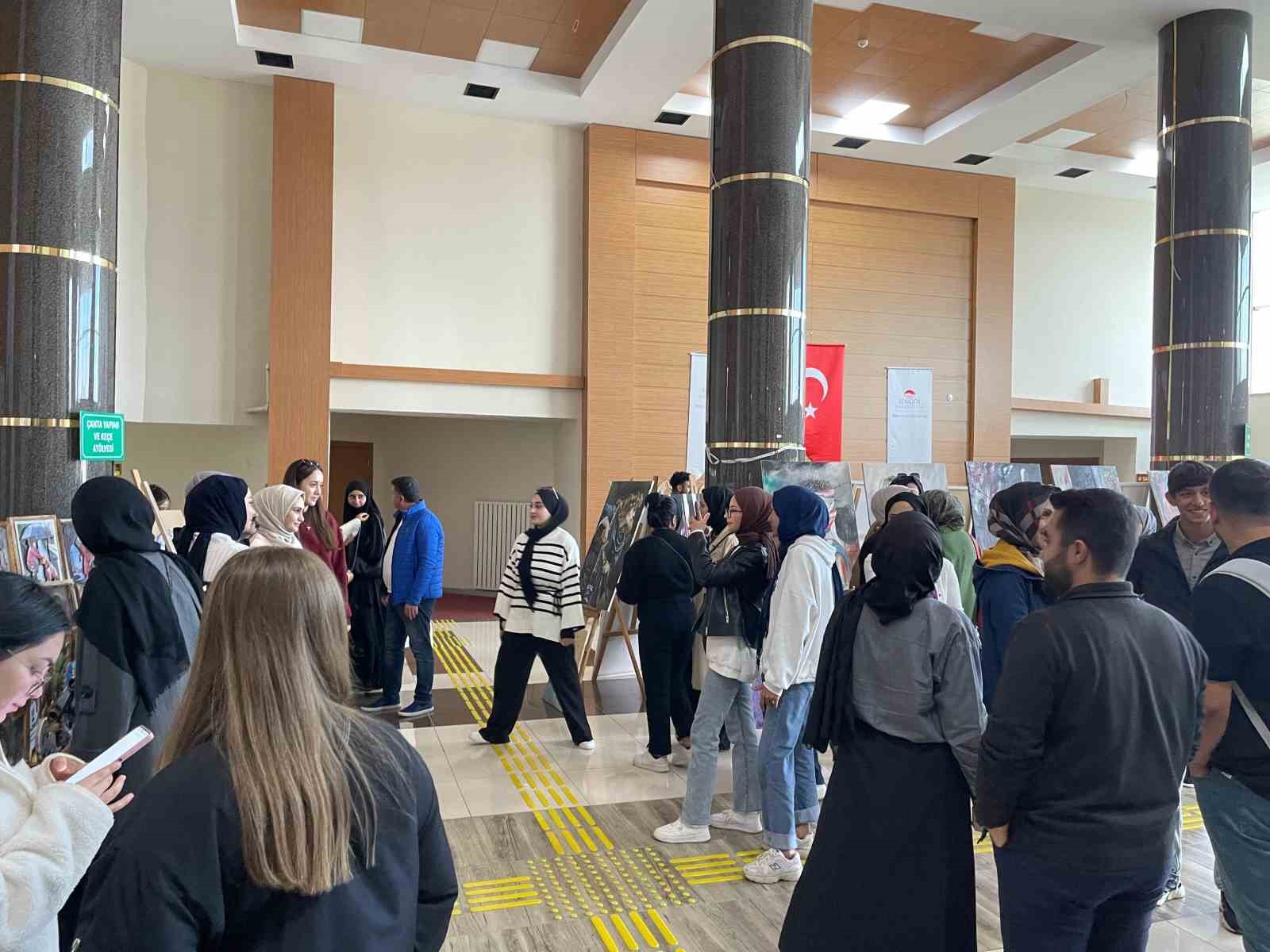 Gençlerin el emeği ürünleri görücüye çıktı