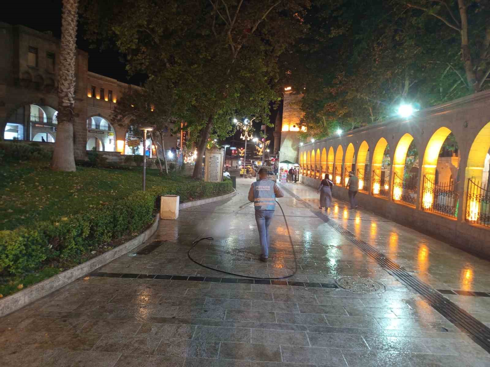 Eyyübiye Belediyesi kirlenen sokakları yıkadı