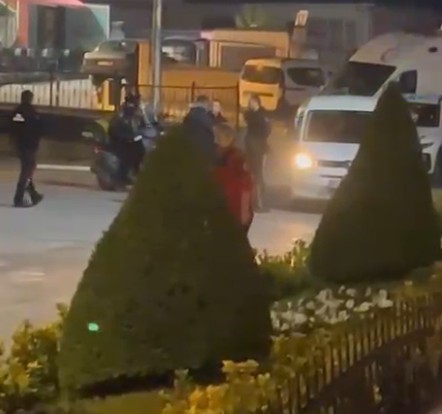 Kastamonu Belediyesi önünde işten çıkartılan şahıs eylem yapıp kendine zarar verdi