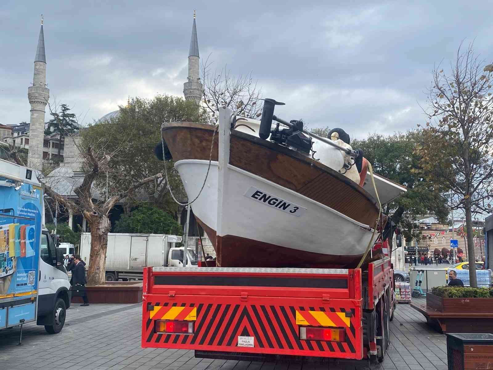 Üsküdar’da yolcu motoru balıkçı teknesine çarptı