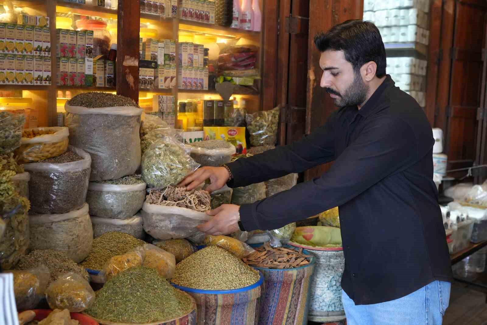 Gaziantep’te havaların soğumasıyla vatandaşlar aktarların yolunu tuttu