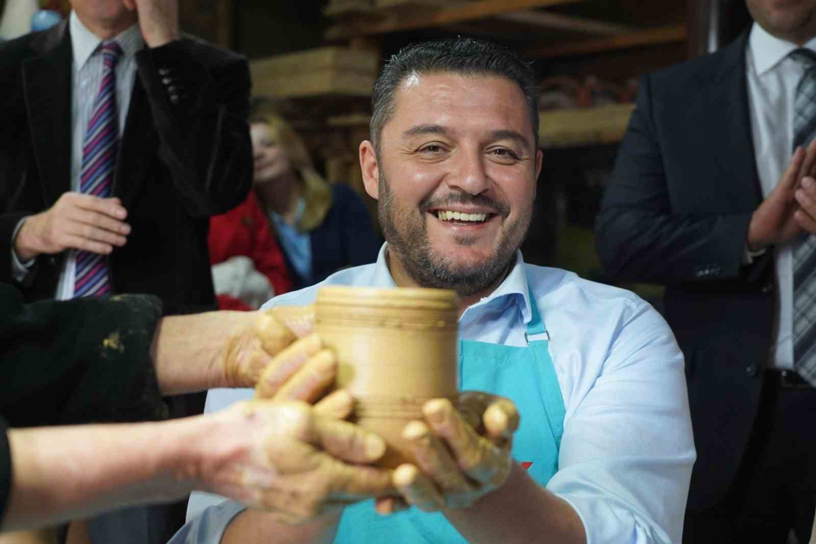 Rodop Belediye Başkanı Pavel Mihaylov, hayatında ilk defa çömlek tezgahına geçerek bardak yaptı