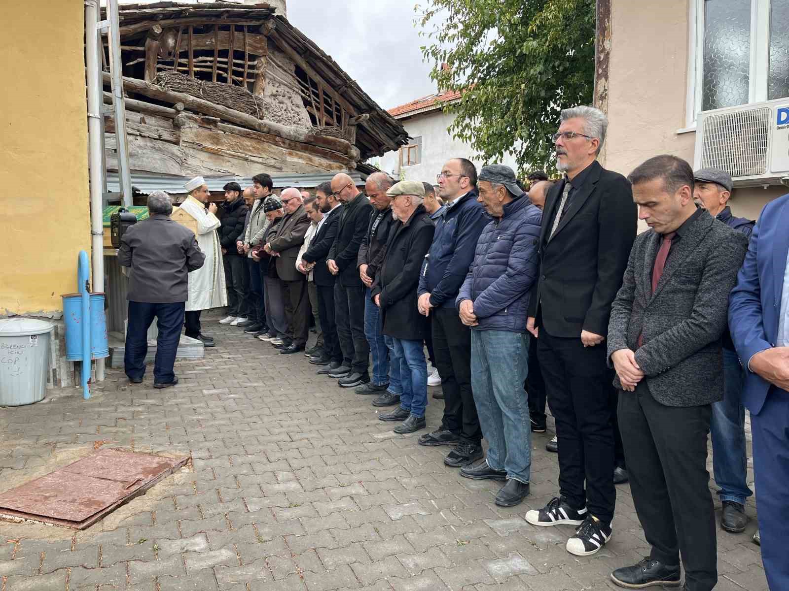 Eski eşi tarafından öldürülen 2 çocuk annesi kadın toprağa verildi