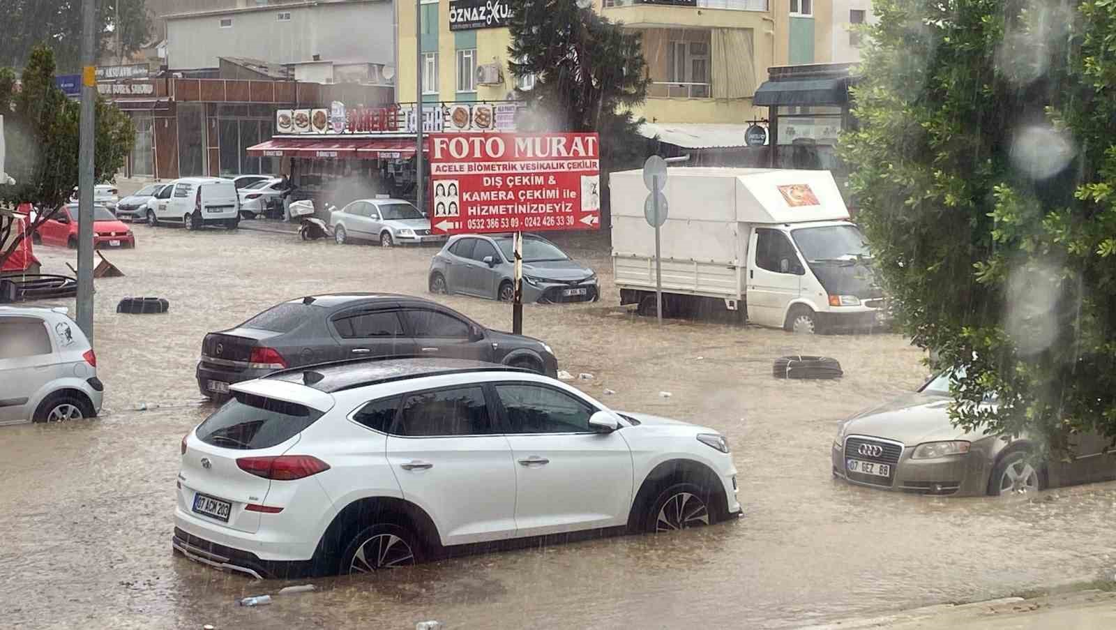 Antalya’da sağanak yolları göle döndürdü, araçlar mahsur kaldı