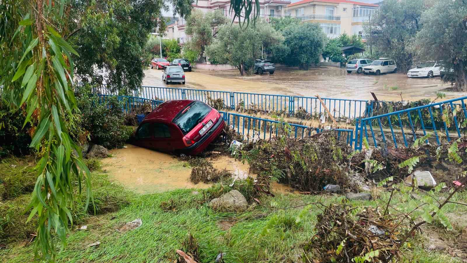 Foça’da yoğun yağış sele yol açtı: 1 kişi kayıp