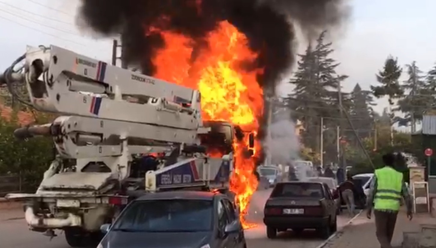 Beton pompası alev alev yandı, 2 otomobil zarar gördü