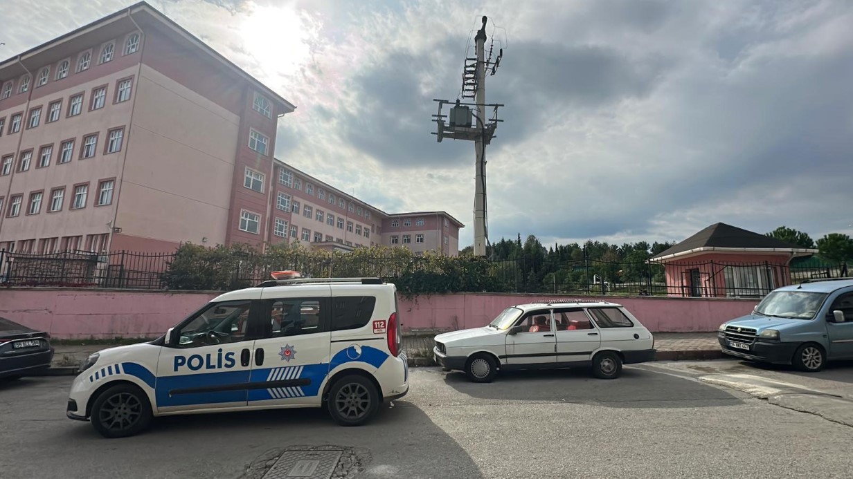 Özel eğitim öğrencisi okulda arkadaşını makasla yaraladı