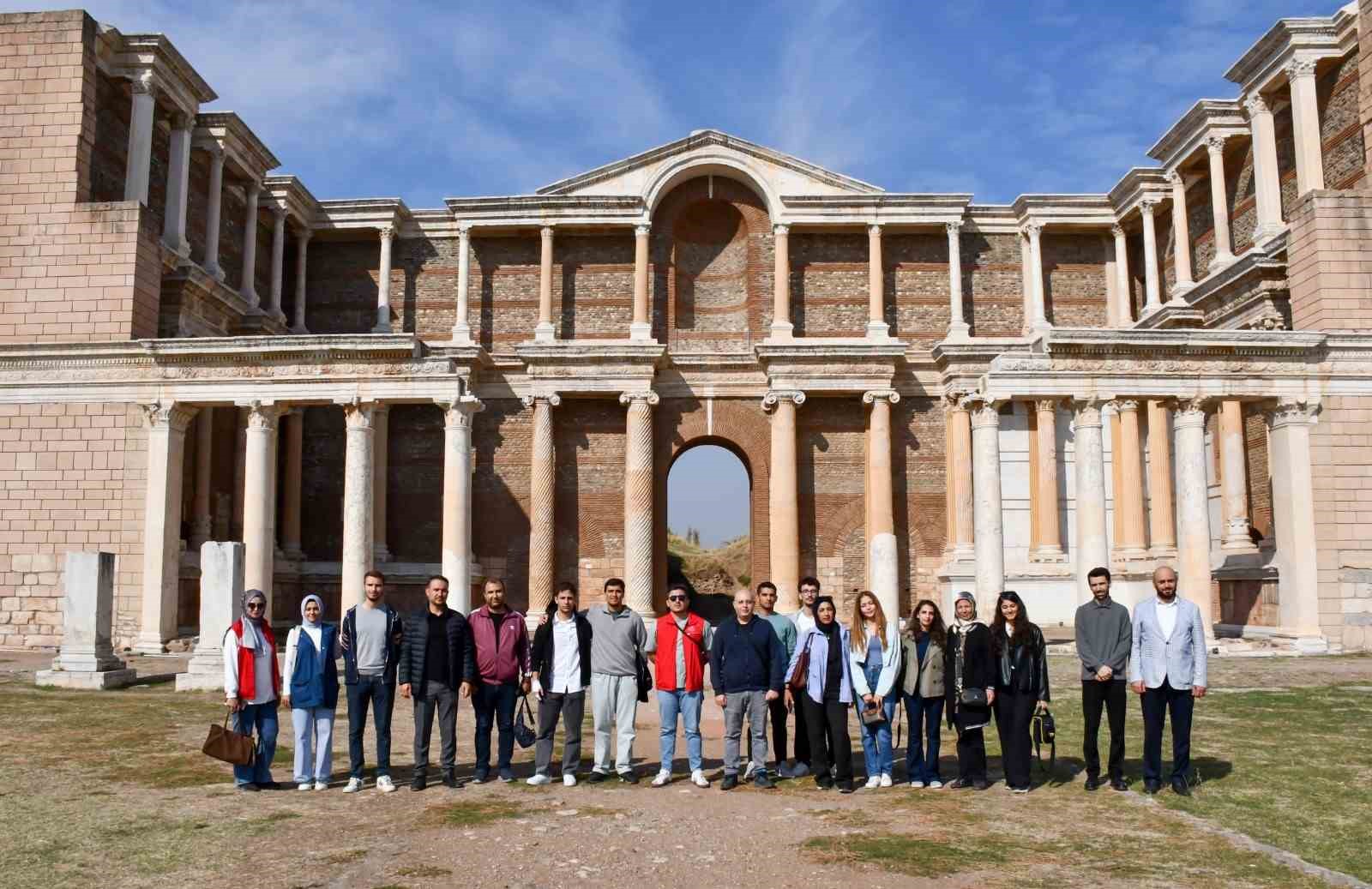 Yeni üniversiteliler Salihli’yi keşfetti