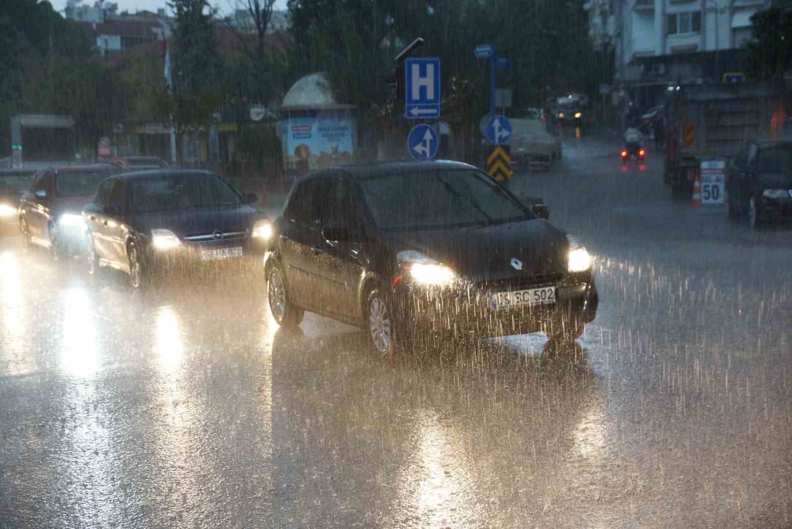 Aydın’da sağanak yağmur yolları dereye çevirdi