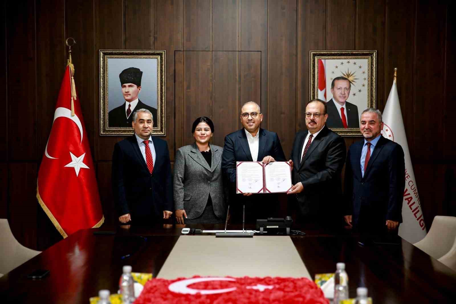 ADÜ İlahiyat Fakültesi’nde yapılacak olan cami için imzalar atıldı