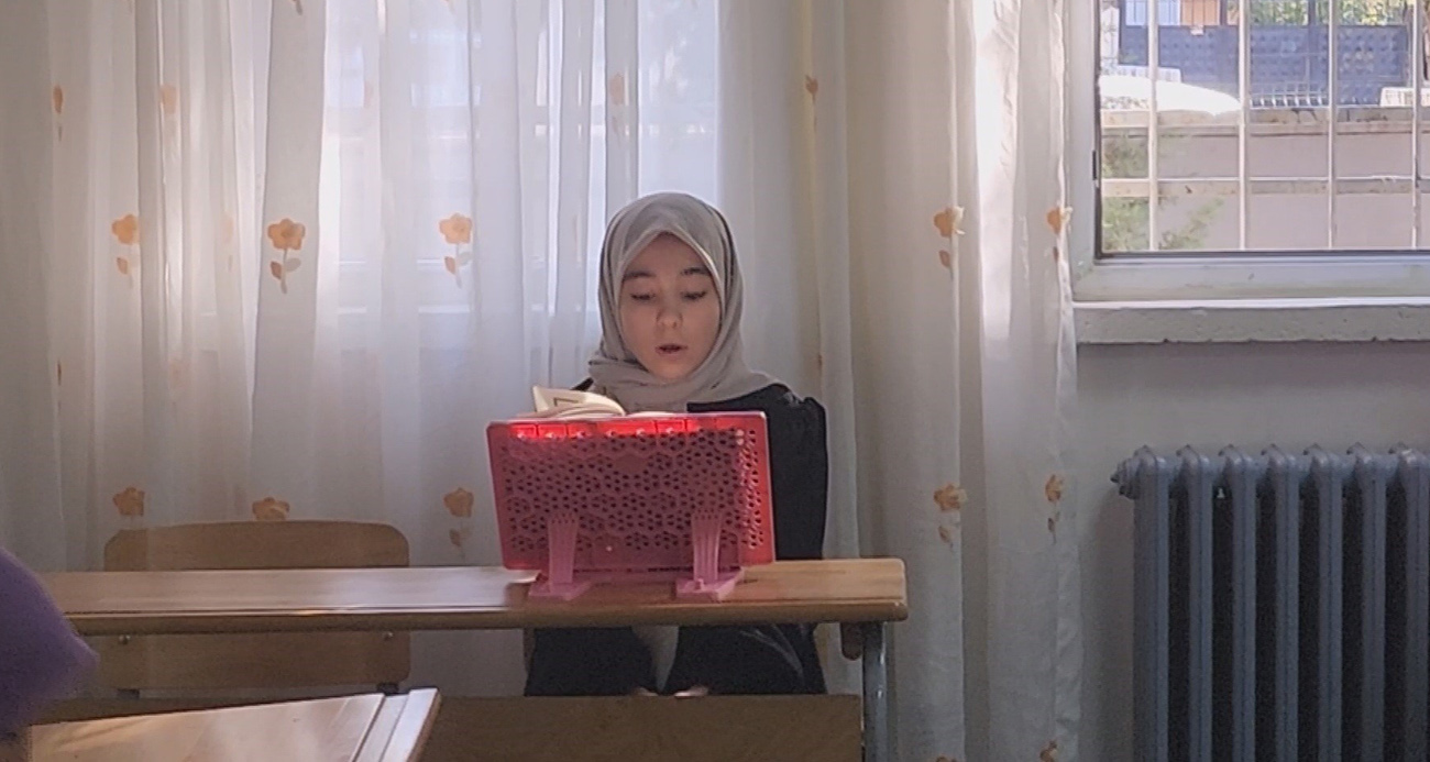 Emeğinin karşılığını alarak hafız olan kız, babasına müjdeli haberi gözyaşları içerisinde verdi