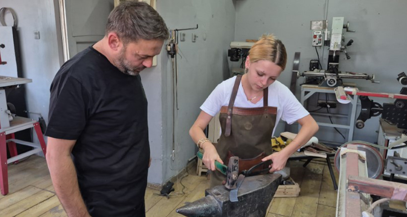 Çırak bulamayan UNESCO’lu usta sanatını kızına öğretiyor