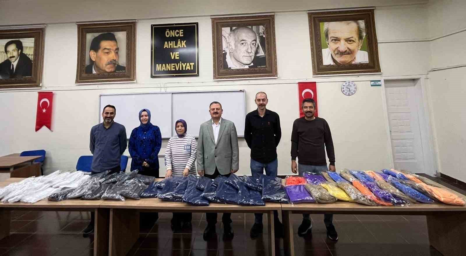 Gediz Halk Eğitim’de üretilen kışlıklar ihtiyaç sahiplerine ulaştırılacak