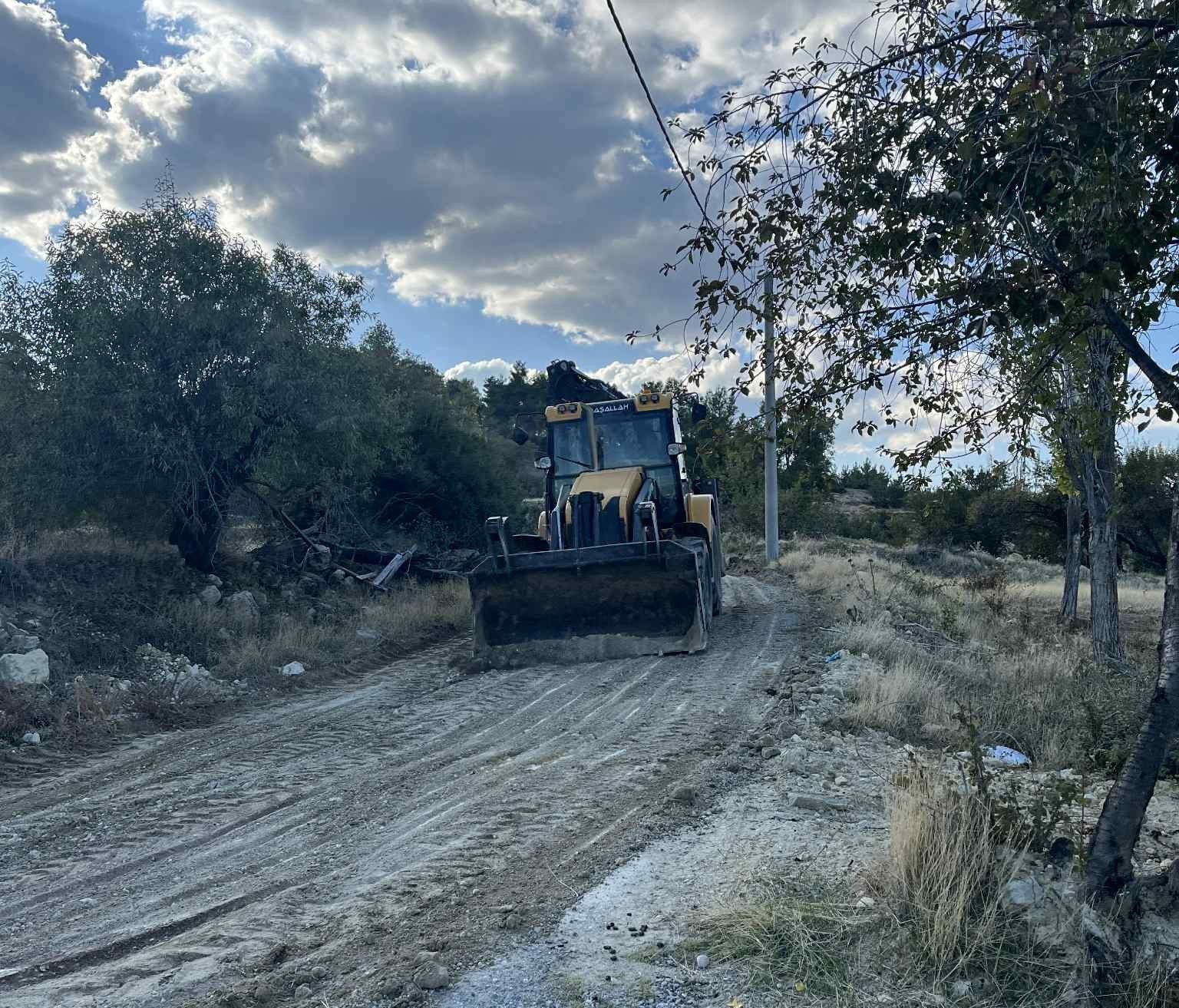 Acıpayam Belediyesinin düzeltmediği yolu vatandaşlar kendi imkânlarıyla düzelti