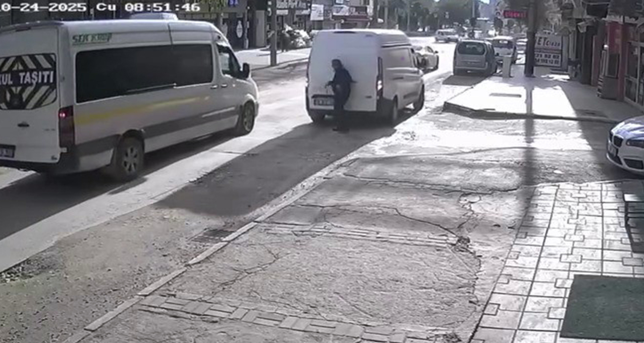 Geri manevra yaparken yayayı böyle yere serdi: Görünmez kaza kamerada