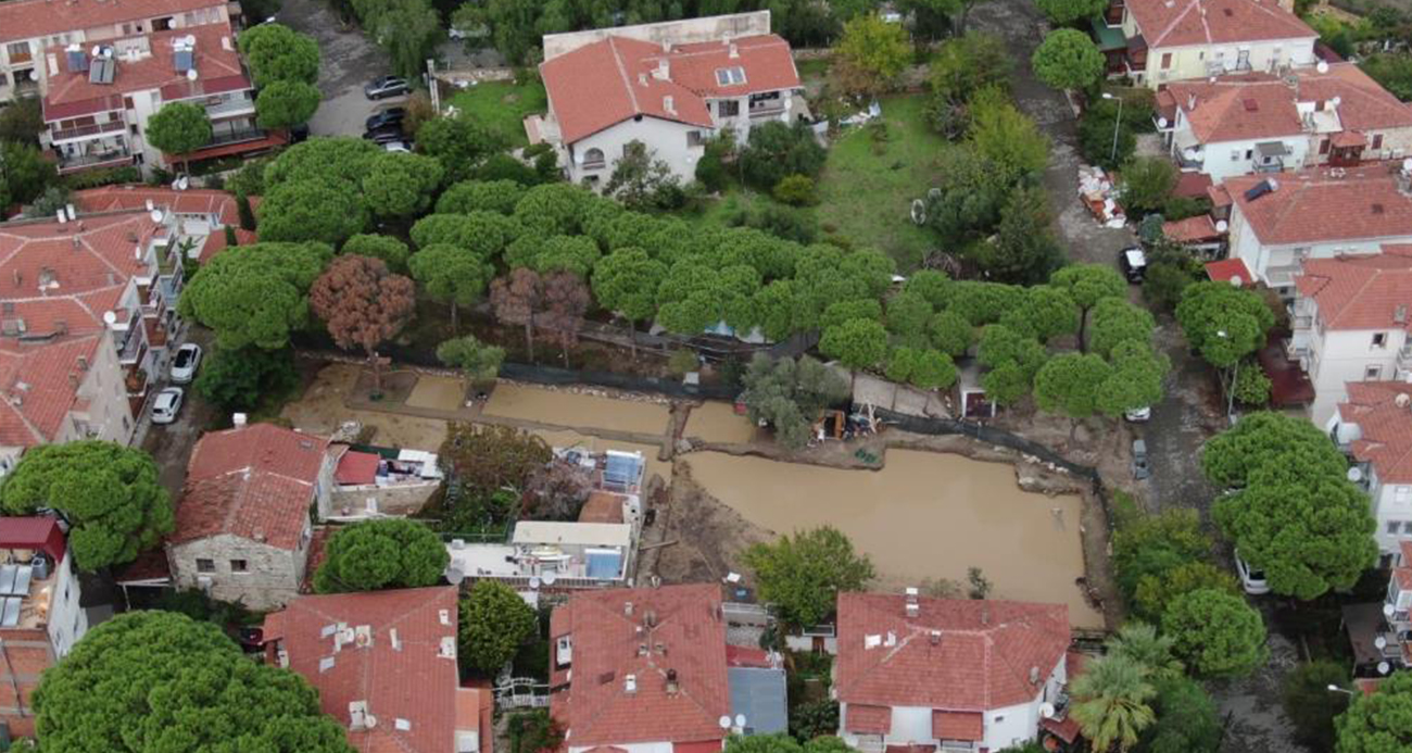 Foça'da selin ardından sokaklar çamur deryasına döndü