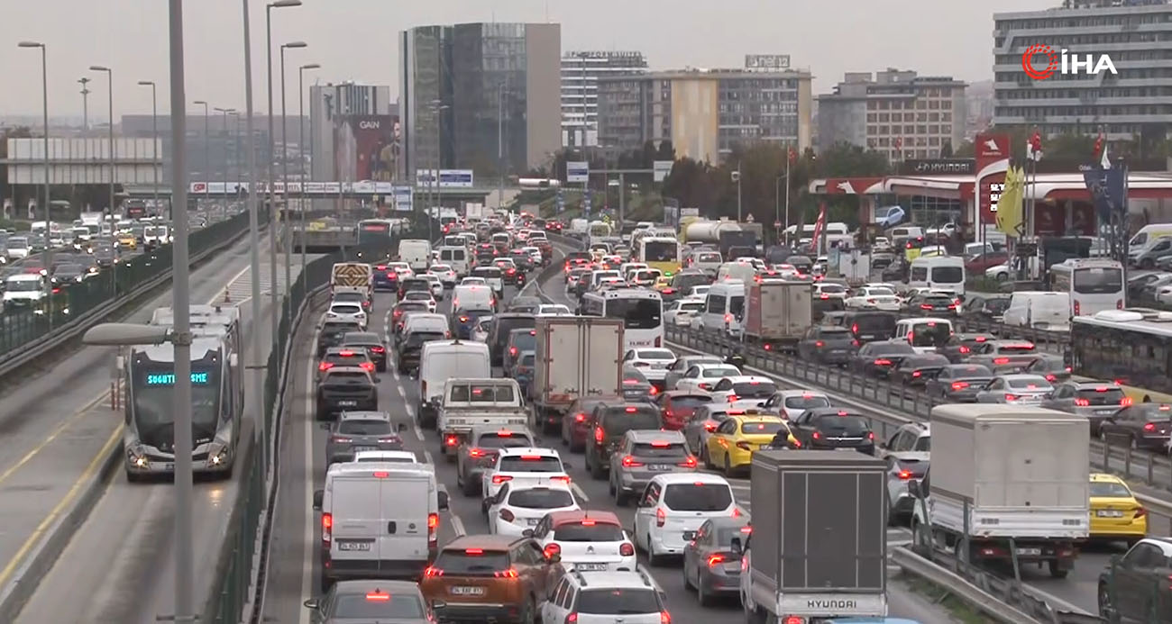 İstanbul’da beklenen yağmur başladı, trafikte yoğunluk oluştu