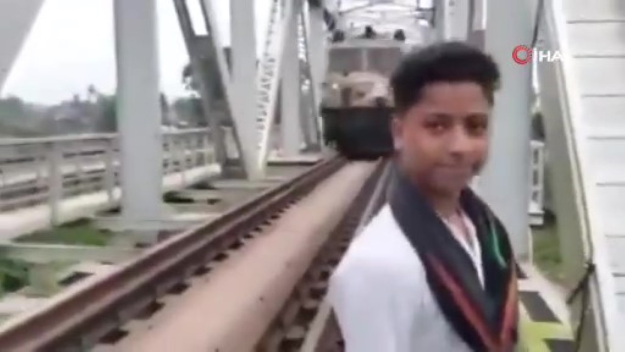 Hindistan'da raylarda video çeken çocuk, trenin çarpmasıyla hayatını kaybetti