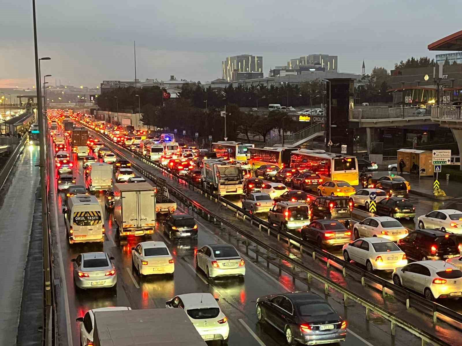İstanbul’da yağışla birlikte trafik yoğunluğu yüzde 81’e ulaştı